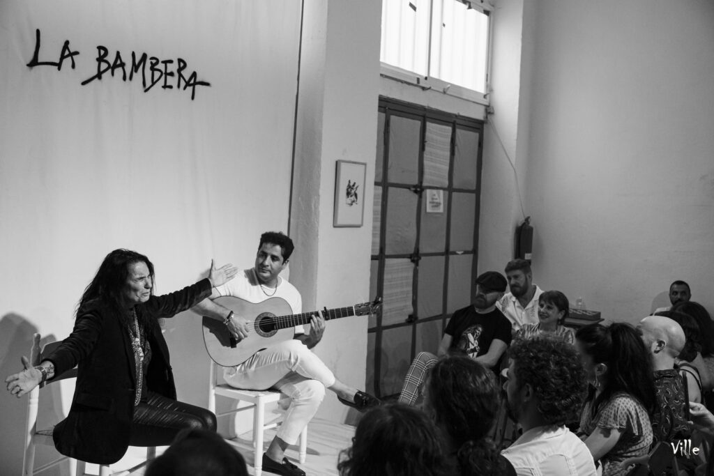 La cantaora La Kaita cantando en la Peña La Bambera, ante el público