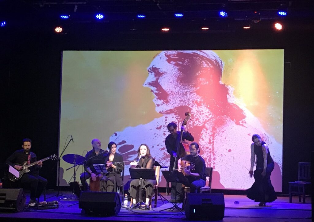 El Quinteto Contrapunto en el escenario del Centro Arte Alameda, con una pintura de Patricio Hidalgo proyectada al fondo